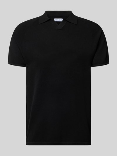 Produktfoto, schwarzes Regular Fit Poloshirt mit Strukturmuster Modell 'HILL' von Jack & Jones aus reiner Baumwolle, V-Ausschnitt, schlichte Textur.