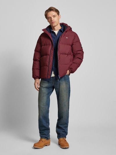 Tommy Jeans Regular Fit Daunenjacke mit Federanteil Bordeaux 1