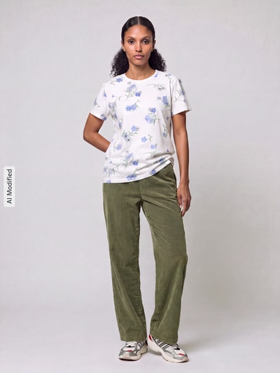Frauenmodel trägt Straight Fit Cordhose mit elastischem Bund Modell 'CHIARA' von MAC, olivgrün, samtige Cordstruktur, Damen Cordhose von MAC, Ganzkörperansicht von vorne, KI-modifiziertes Bild.