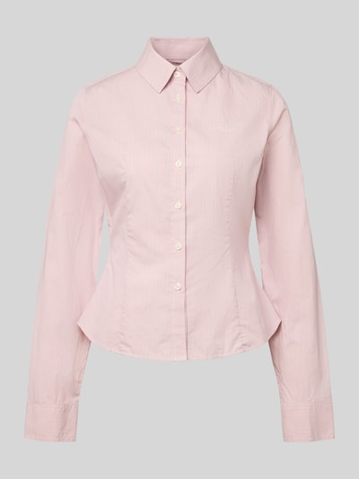 Produktfoto, Slim Fit Hemdbluse aus reiner Baumwolle von Guess Jeans in zartem Rosa mit Hemdblusenkragen, Langärmelig, durchgehende Knopfleiste, taillierte Passform, Sportmanschetten, feine Streifenstruktur.