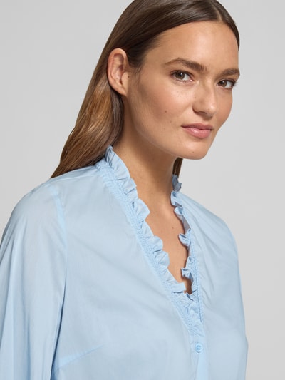 Vrouwenmodel draagt Regular Fit Blouse met V-hals van zero, katoenmix met stretch, ruches, lichtblauw, detailopname bovenlijf