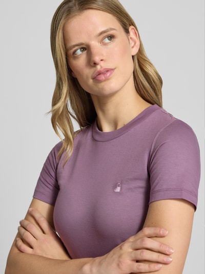 Frauenmodel trägt Damen T-Shirt mit 1/2-Arm Modell 'Luca' von Carhartt Work In Progress in Flieder, Reine Baumwolle, Logo-Stitching, Nahaufnahme Oberkörper.