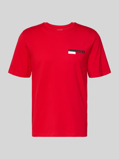 Produktfoto, czerwone T-Shirt z krótkim rękawem z bawełny, prosty fason, nadruk label z przodu, T-Shirt mit Label-Print Modell 'CORP' von JACK & JONES