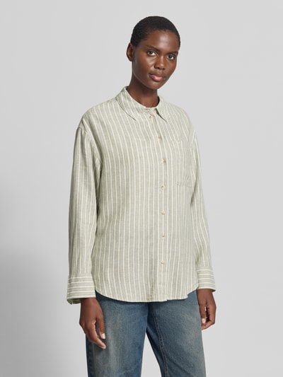 Modelka nosi Relaxed Fit Langarmbluse aus Leinen-Viskose-Mix od s.Oliver RED LABEL, paski, wielokolorowa struktura, zdjęcie całej sylwetki z przodu.