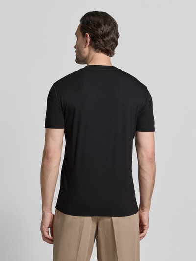 Männermodel trägt Regular Fit T-Shirt mit Rundhalsausschnitt von Emporio Armani, schwarzer elastischer Modal-Mix, Rückansicht Ganzkörperansicht.