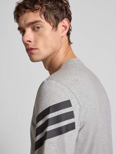 adidas Sportswear T-Shirt mit Logo und Rundhalsausschnitt Mittelgrau 3