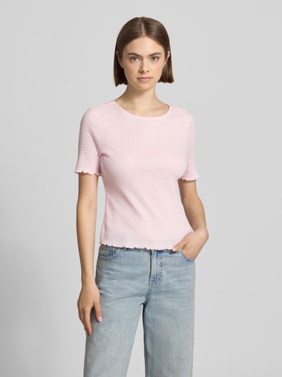 Frauenmodel trägt Damen T-Shirt mit Label-Stitching Modell 'Lune' von OH APRIL in Hellrosa, Reine Baumwolle, Ganzkörperansicht von vorne.