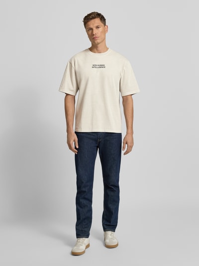 Männermodel trägt Herren T-Shirt mit Rundhalsausschnitt Modell 'Gary' von Wood Wood, Reine Baumwolle, Relaxed-Fit, Ganzkörperansicht von vorne.