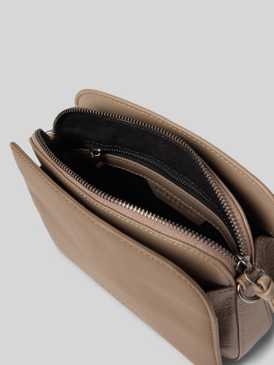 LIEBESKIND BERLIN Handtasche mit Label-Detail Modell 'Luka Harris' Taupe 5