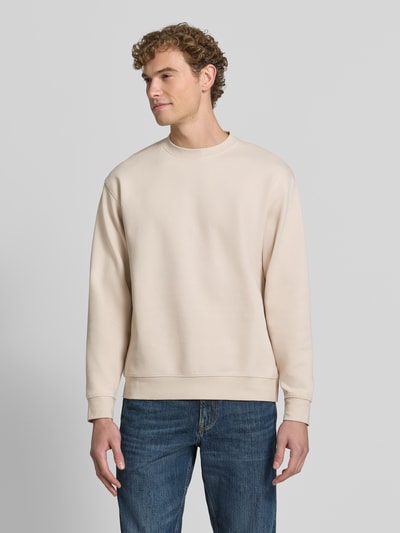 Männermodel trägt lichtbeige slim fit pullover aus pure katoen 'TOM' van Selected, zachte textuur, jeans, heren sweatshirt, ganzkörperansicht von vorne