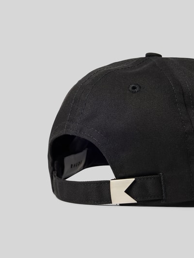 Produktfoto, schwarze Basecap mit Label-Patch von RHUDE aus Material-Mix mit Baumwoll-Anteil, Denim-Konstrastbesatz, verstellbarer Riegel auf der Rückseite