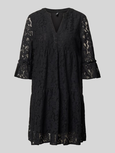 Produktfoto, schwarzes Spitzenkleid von Vero Moda, Modell 'HONEY', Optik: Unifarben, Passform: Loose-Fit, Knielang, V-Ausschnitt, Spitzen-Muster, 3/4-Arm mit Glockenärmel, Materialverarbeitung: Spitze, Material: Baumwoll-Mix