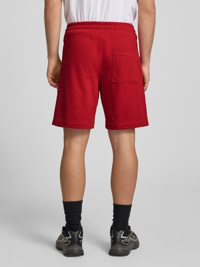 Mannenmodel draagt Shorts met Label-Stitching model 'KARL' van Jack & Jones, rood, relaxed fit, katoenmix, elastische tailleband, achterkant, volledige lichaamsweergave.