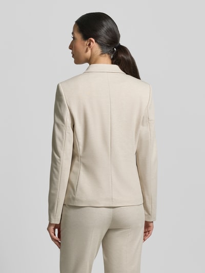 Frauenmodel trägt Regular Fit Blazer mit Reverskragen von Christian Berg Woman Selection in Beige, glatte Textur, Ganzkörperansicht Rückansicht.