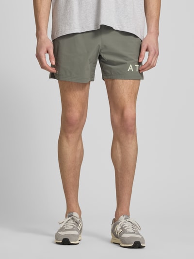 Männermodel trägt Shorts mit elastischem Bund von HALO in Olivgrün, Regular Fit, Label-Print, Material-Mix, Ganzkörperansicht von vorne.