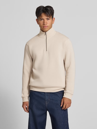 Männermodel trägt Regular Fit Sweatshirt mit Baumwoll-Anteil Modell 'Bradley' von JACK & JONES, Beige, Struktur glatt, Ganzkörperansicht von vorne. Material-Mix, Troyer-Kragen, Rückenlänge 68 cm, Ärmellänge 66 cm.