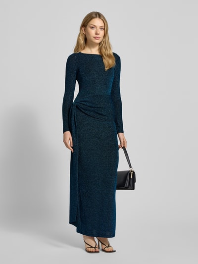 Modelka kobieca nosi błyszczącą, dopasowaną sukienkę maxi Forever New Schimmerndes Abendkleid mit Knotendetail Modell 'Eden' z okrągłym dekoltem i węzłem w talii, materiał elastyczny, widok całej sylwetki z przodu.