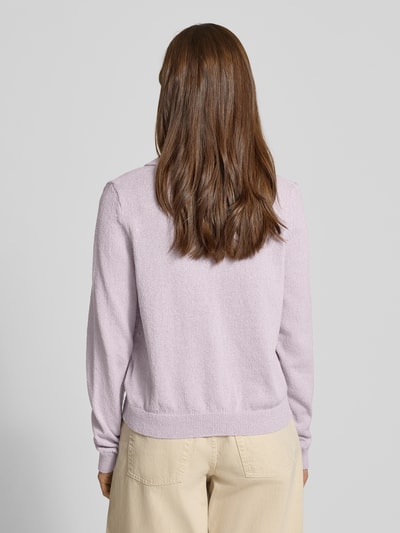 Kobiece model nosi Langärmliger Polo-Strickpullover aus Bouclé-Garn von REVIEW, luźny krój, kołnierzyk polo, długi rękaw, imitacja dzianiny, elastyczne wykończenia, długość tyłu w rozmiarze S: 55 cm, długość rękawa w rozmiarze S: 65 cm, jasnofioletowy kolor, widok całej sylwetki z tyłu
