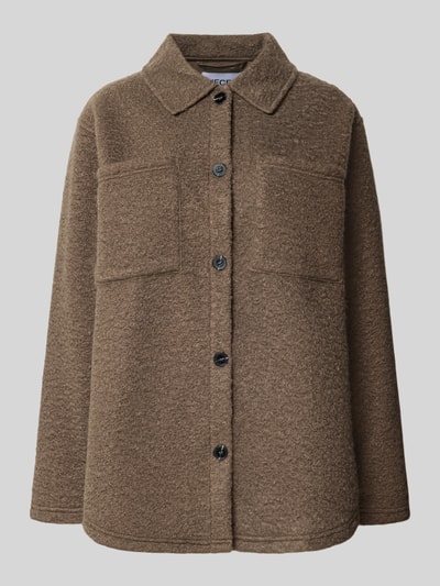 Produktfoto, braune Relaxed Fit Fleecejacke mit aufgesetzten Taschen von PIECES, grobe Textur, gerade Form, Damen Fleecejacke
