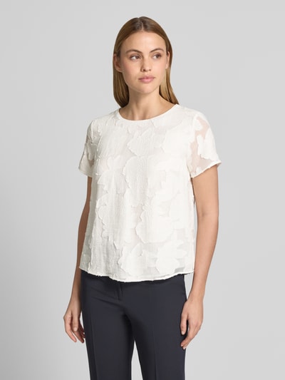Modelka damska nosi Blusenshirt aus Viskose-Mix mit Strukturmuster od More & More, biały, prosty krój, okrągły dekolt, tkanina ze strukturą, długość tyłu 56 cm, długość rękawa 18 cm, widok całej sylwetki z przodu