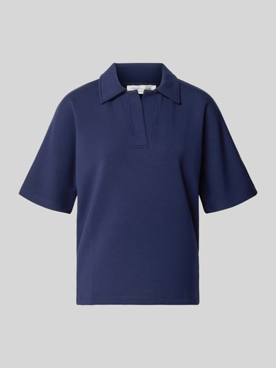 Produktfoto, Regular Fit Poloshirt mit V-Ausschnitt von Christian Berg Woman, mieszanka materiałów z domieszką modalu, krój regular fit, dekolt w serek, rękaw o dł. 1/2, kolor granatowy, gładka tekstura