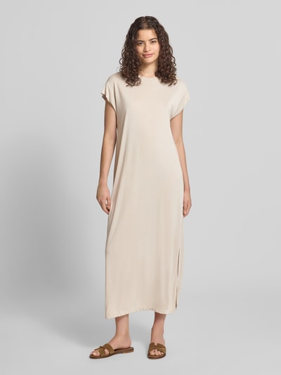 Vrouwenmodel draagt gerades vrijetijdsjurk uit viscosemix model 'ANORA' van PIECES in beige, zachte textuur, Ganzkörperansicht von voren. Dames vrijetijdsjurk.