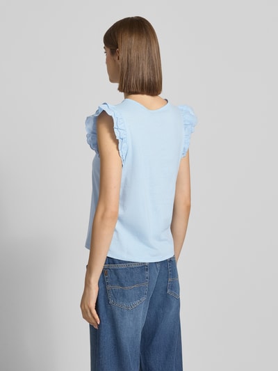 Frauenmodel trägt Regular Fit T-Shirt aus reiner Baumwolle Modell 'PANDRIA' von Pieces in Hellblau, unifarben, Label Patch, Jersey, Ganzkörperansicht Rückansicht.