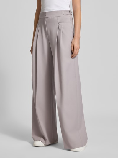 Frauenmodel trägt Regular Fit Weite Hose mit Viskose-Anteil Modell 'TAKORA' von BOSS Orange, unifarben, Twill, Ganzkörperansicht von vorne.