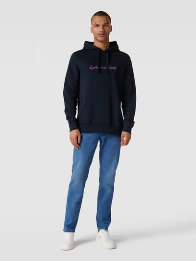 Lyle & Scott Hoodie met labelstitching, model 'Archiv Embroidered' Marineblauw - 1