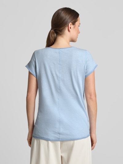 Frauenmodel trägt Regular Fit T-Shirt aus reiner Baumwolle von s.Oliver RED LABEL in hellblau mit feinem Streifenmuster, Ganzkörperansicht Rückansicht.