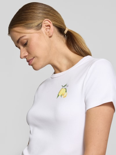 Frauenmodel trägt Regular Fit T-Shirt aus Baumwoll-Mix Modell 'DELORIS_4' von HUGO, Optik: Unifarben, Applikation: Motiv-Print, Rundhals, Ärmelform: Kurzarm, Materialverarbeitung: Jersey, Damen T-Shirt, Nahaufnahme Oberkörper.