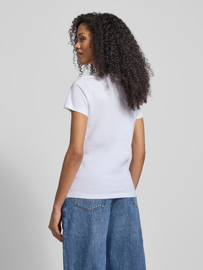 Frauenmodel trägt Regular Fit T-Shirt aus reiner bawełna Modell 'C_ELOVE_1' von BOSS Orange, efekt: jednolity kolor, wyhaftowane logo i motyw, okrągły dekolt, krótki rękaw, dżersej, damski t-shirt, Ganzkörperansicht Rückansicht.