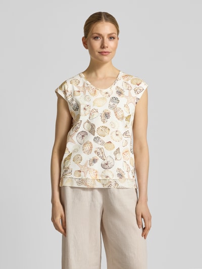 Kobiece modelka nosi Regular Fit T-Shirt mit Allover-Motiv-Print od Marc Cain z elastycznej mieszanki bawełny, okrągły dekolt, długość tyłu 58 cm w rozmiarze 36, jasne kolory, motyw muszelek, gładka faktura, całkowity widok z przodu.
