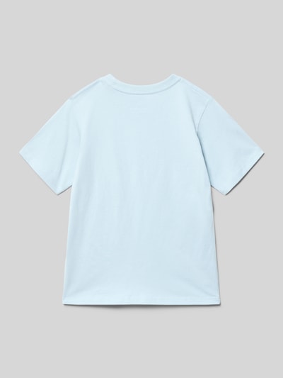 Produktfoto, Kinder T-Shirt aus reiner Baumwolle Modell 'SOHO' von JACK & JONES in Hellblau, gerade Passform, Rückansicht, Statement-Print, Größe 140, Rückenlänge 49 cm.