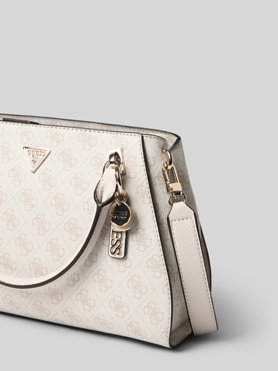 Produktfoto, beige Handtasche mit Logo-Muster Modell 'NOELLE II' von GUESS aus strukturiertem Material mit Label-Details und Tragehenkel, Hauptfach mit Reißverschluss, goldfarbene Beschläge, Breite 27 cm, Länge 23 cm, Tiefe 11 cm, Schulterriemen 127 cm.