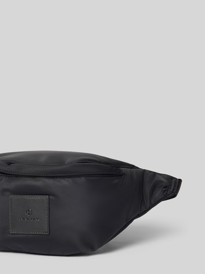 Produktfoto, schwarze Bauchtasche mit Klickverschluss von Anine Bing aus Satin, Label-Patch, Reißverschlussfächer, Größe 37x15x11 cm.