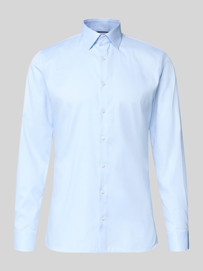 Produktfoto, jasnoniebieskie Slim Fit Businesshemd mit Kentkragen von OLYMP No. Six, krój slim fit, elastyczna mieszanka bawełny, długie rękawy, sportowe mankiety, guziki na całej długości, gładka faktura, długość tyłu w rozmiarze 40: 81 cm, szerokość ramion w rozmiarze 40: 43 cm, długość rękawa w rozmiarze 40: 67 cm