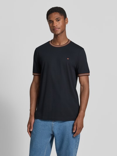 Męski model nosi Regular Fit T-Shirt mit Logo-Stitching von Christian Berg Men, bawełna, okrągły dekolt, długość tyłu w rozmiarze M: 71 cm, ciemne kolory, gładka struktura, Ganzkörperansicht z przodu.