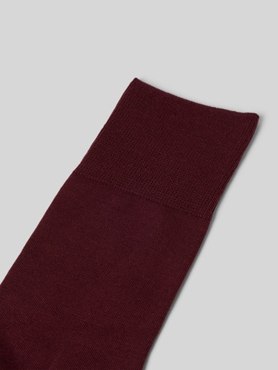 Produktfoto, Socken mit geripptem Abschluss von Falke in Dunkelrot, Schurwoll-Baumwoll-Mix mit Stretch-Anteil und körpernahem Schnitt, gerippter Abschluss