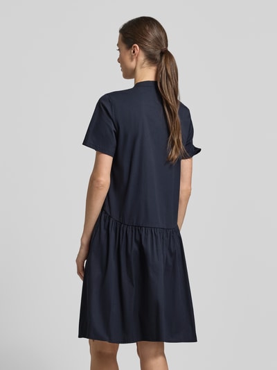 Modelka nosi 'Knielanges Kleid mit V-Ausschnitt und Knopfleiste' von ROBE LÉGÈRE, granatowa mieszanka bawełny z dodatkiem streczu, linia a, długość do kolan, dekolt w serek, listwa guzikowa, długość tyłu w rozmiarze 36: 96 cm, szerokość w rozmiarze 36: 50 cm, długość rękawów w rozmiarze 36: 22 cm, widok całej sylwetki z tyłu.