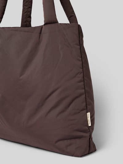 Produktfoto, Tote Bag mit Logo-Detail Modell 'Puffy' von Studio Noos, braune Farbe, wattierte Oberfläche, sichtbares Label, glatte Struktur