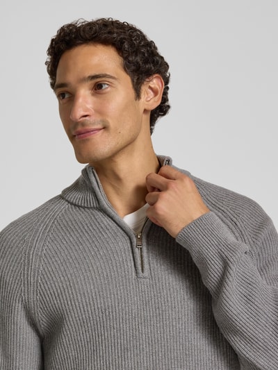 Männermodel trägt Regular Fit Troyer aus reiner Baumwolle von Matinique, graue Rippstruktur, Nahaufnahme Oberkörper, Herren Troyer.