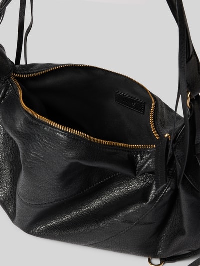Produktfoto, schwarze Shoulder Bag mit Reißverschluss Modell 'TIN' von MANGO, genarbtes Leder, Ziernähte, Nieten, sichtbares Innenfach, Nahaufnahme, Damen Shoulder Bag mit verstellbarem Schulterriemen