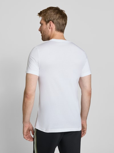 Männermodel trägt Regular Fit T-Shirt aus reiner Baumwolle von Paul Smith in Weiß, glatte Textur, Rückenansicht, Ganzkörperansicht Rückansicht. Herren T-Shirt von Paul Smith, Regular Fit, Label-Stitching, Rundhalsausschnitt, Rückenlänge bei Größe M: 69 cm.