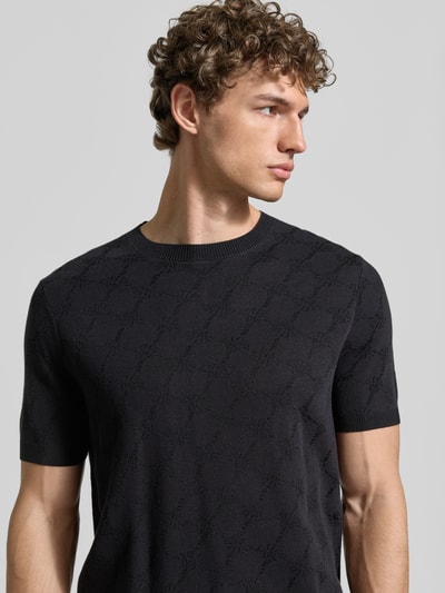 Männermodel trägt Herren T-Shirt mit Viskose-Anteil und Rundhalsausschnitt Modell 'Ravao' von JOOP! Collection, Nahaufnahme Oberkörper. Modern Fit, Baumwoll-Viskose-Mix, dezente Label-Detail-Struktur, Rückenlänge 69 cm bei Größe M.