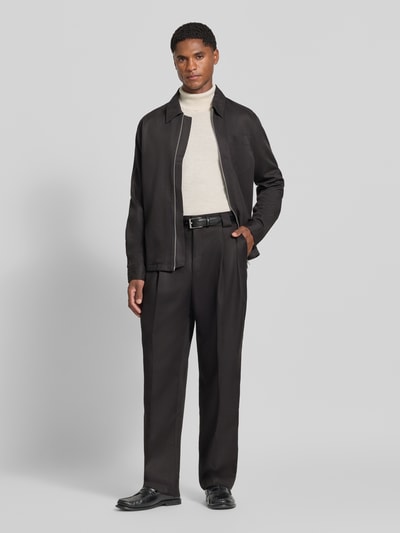 Männermodel trägt Modern Fit Anzughose aus Lyocell-Baumwoll-Mix Modell 'Tony243X' von HUGO, Herren Anzughose, Ganzkörperansicht von vorne.