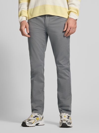 Männermodel trägt Slim Fit Jeans im 5-Pocket-Design Modell '511®' von Levi's®, grauer Baumwoll-Mix mit Stretch-Anteil, Nahaufnahme Unterkörper