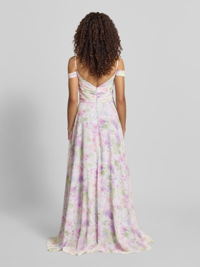 Frauenmodel trägt Maxikleid im Allover-Look von Mascara aus Chiffon mit tailliertem Schnitt und Drapierungen, Rückenlänge 135 cm, Brustweite 35 cm, Ganzkörperansicht Rückansicht.