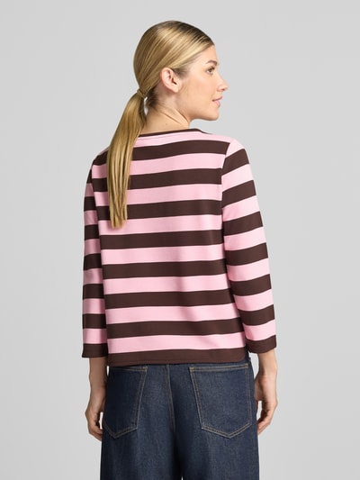 Frauenmodel trägt Langarmshirt mit 3/4-Arm von MORE & MORE, rosa-braune Streifen, gerader Schnitt, Rückansicht, Nahaufnahme Oberkörper.