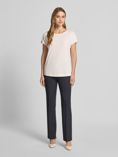Vrouwenmodel draagt Regular Fit T-shirt met ronde hals van Christian Berg Woman, modalmix, vaste mouwboorden, ruglengte maat S 64 cm. Ganzlichaamsaanzicht van voren.